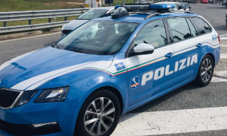 Due poliziotti feriti a martellate in una stazione di servizio, uno è grave.